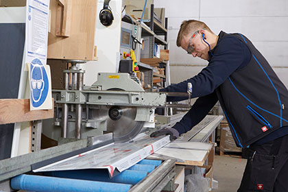 Fensterbankzuschnitt, individuell direkt bei uns vor Ort